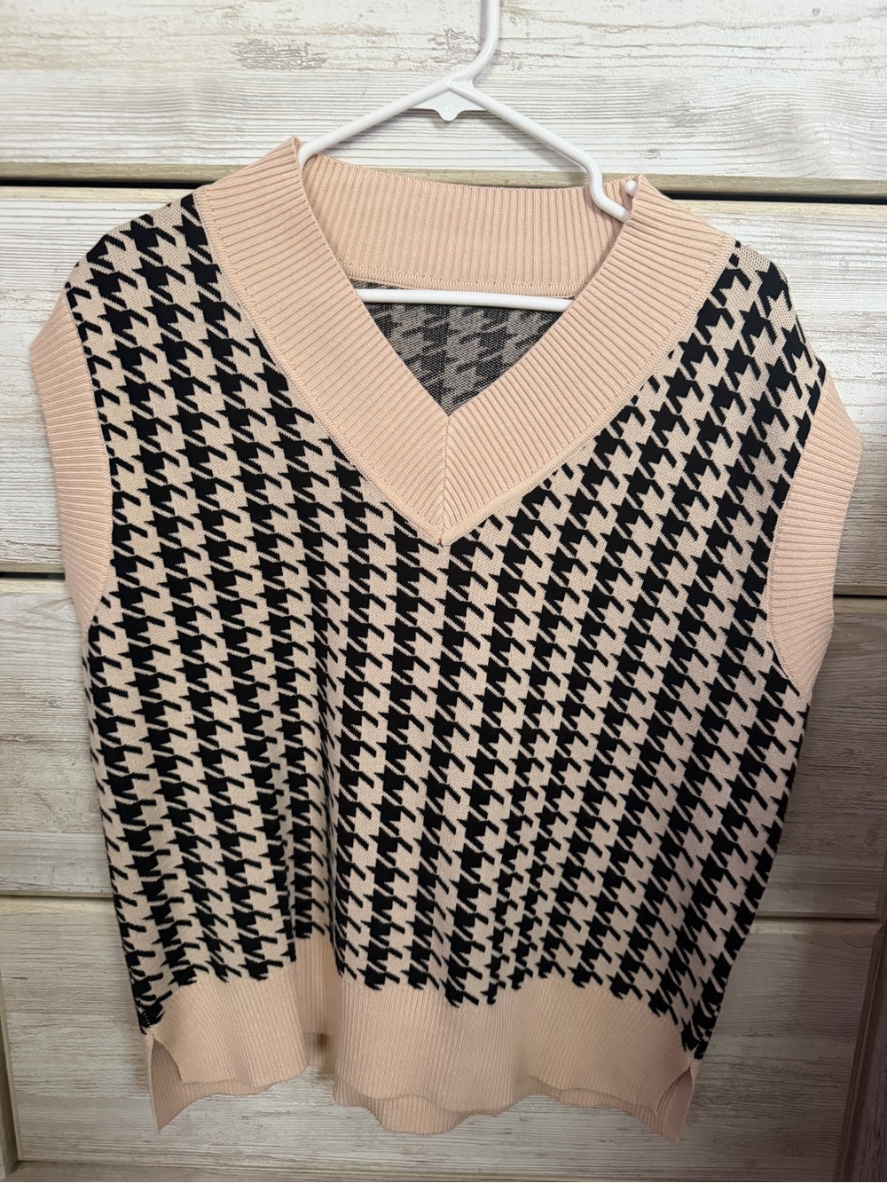 Houndstooth Knit Sleeveless Sweater Vest in Blush and Black